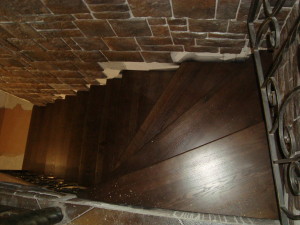 Деревянная лестница и металлические перила